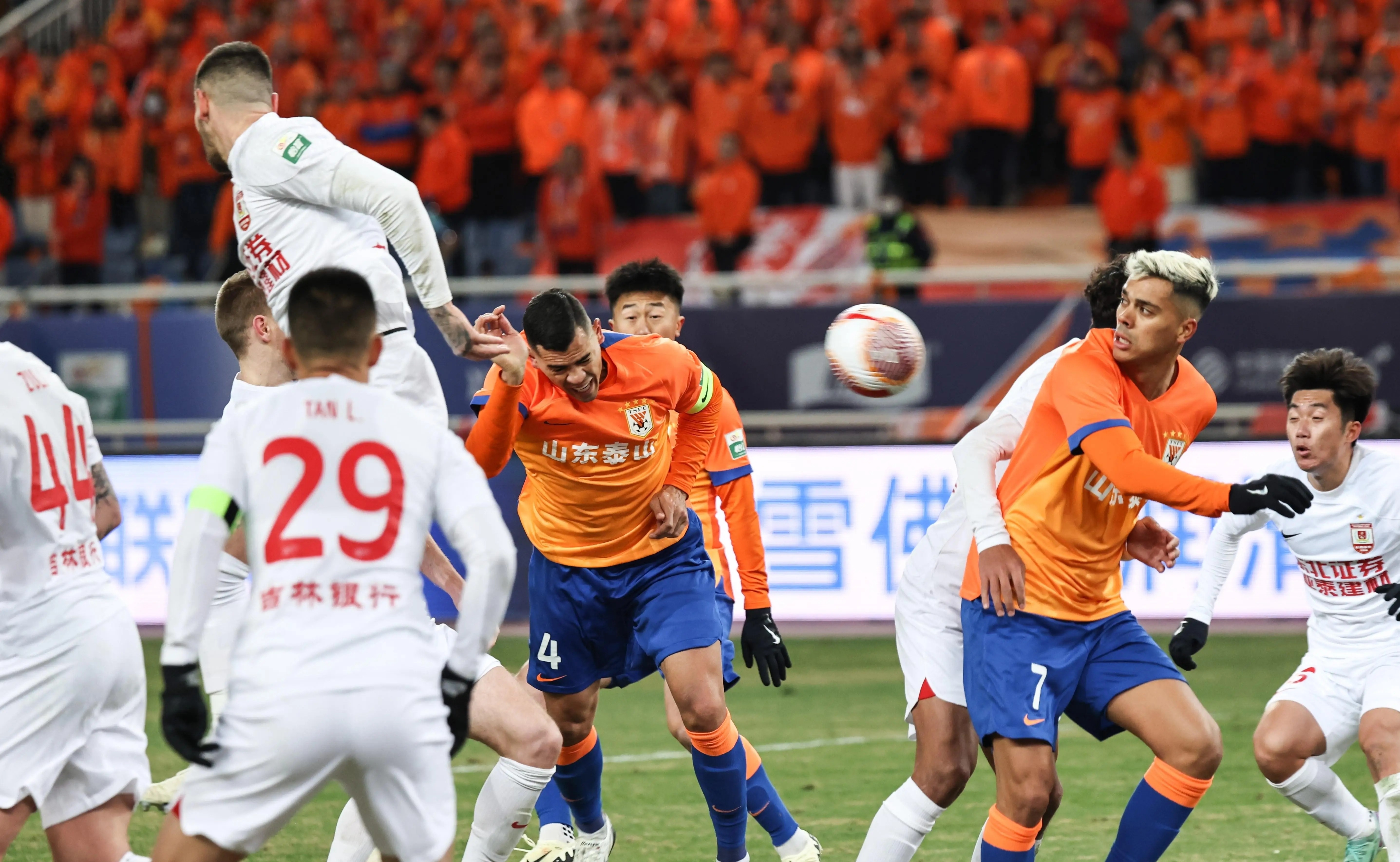 爱游戏体育-上海申花内部会议纪要流出：赛前战术微调；亚冠使命明确；年轻球员得到机会的简单介绍